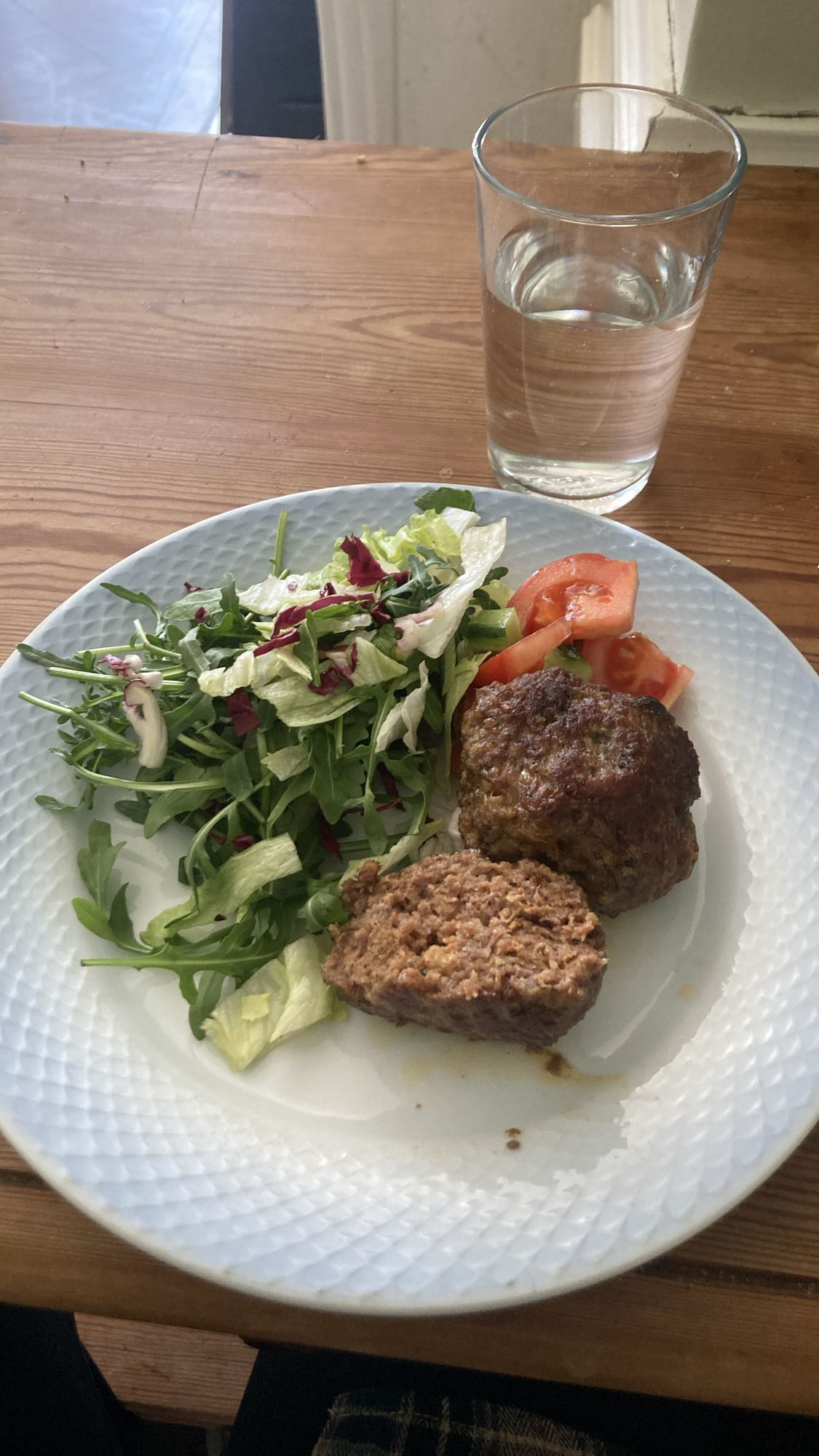 Köttfärslimpa med sallad