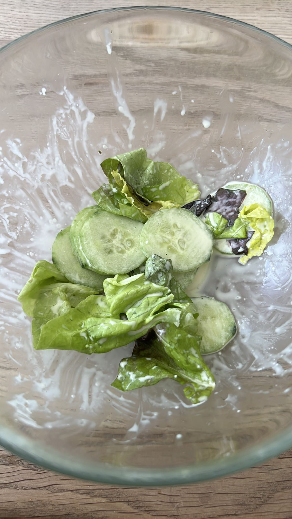 Gurkensalat mit Blattsalat