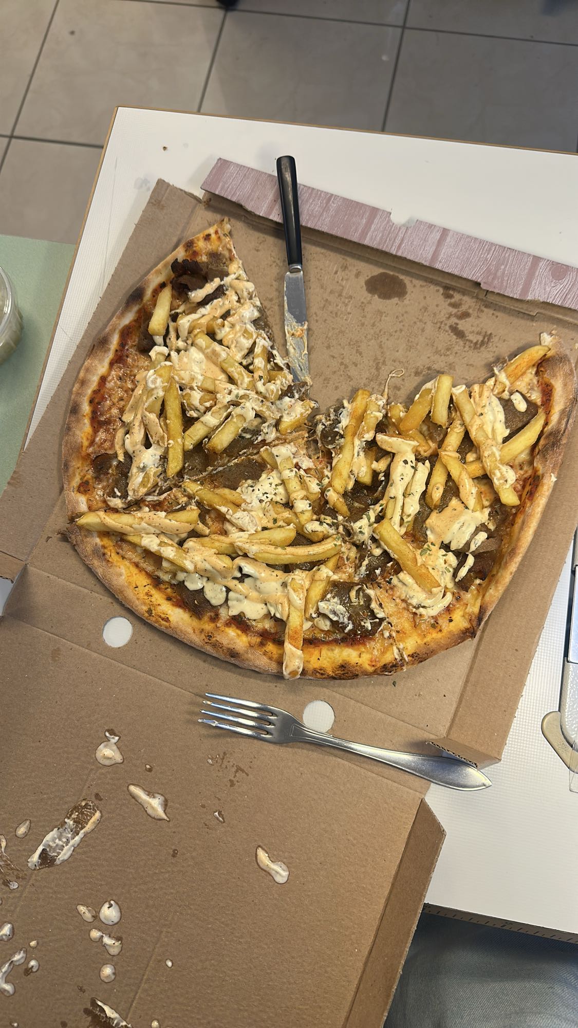Kebabpizza med pommes