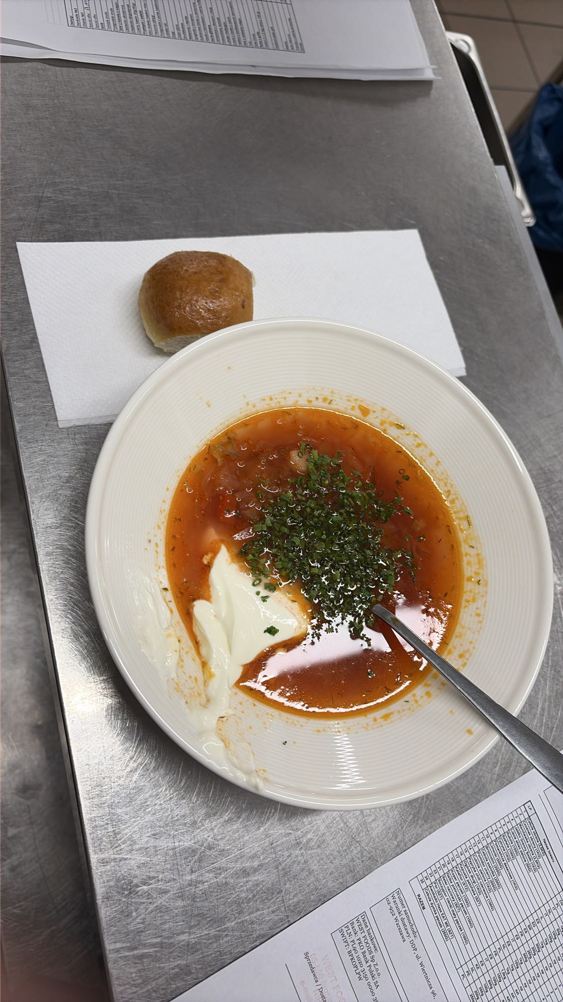Борщ со сметаной и булкой