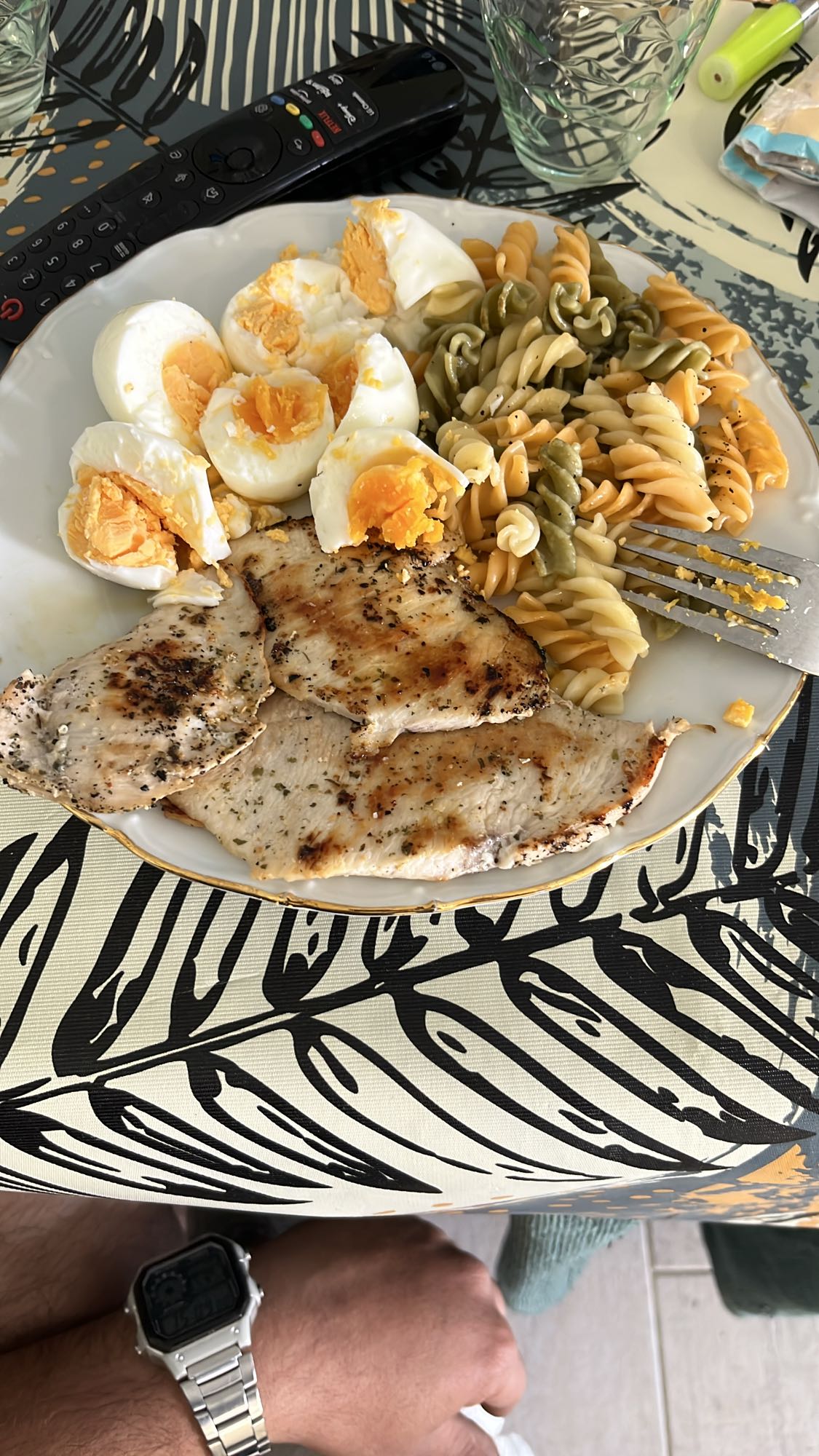 pollo con pasta y huevos