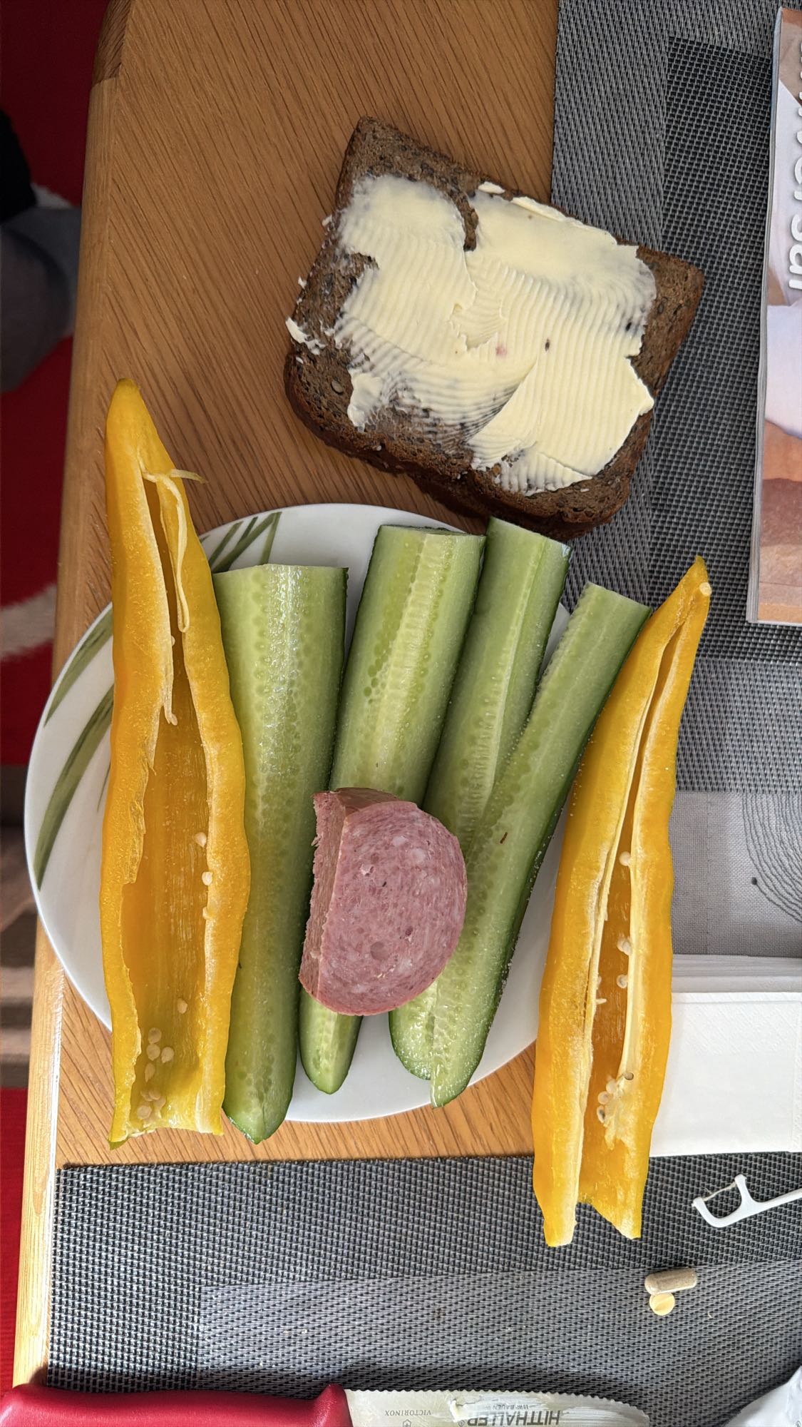 Brot mit Gemüse und Salami