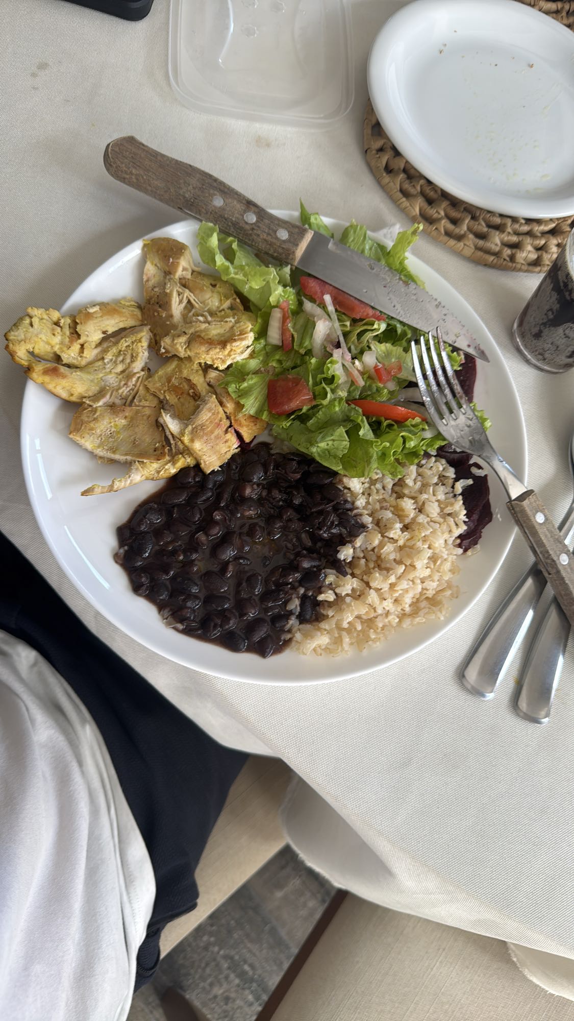 Frango com arroz e feijão