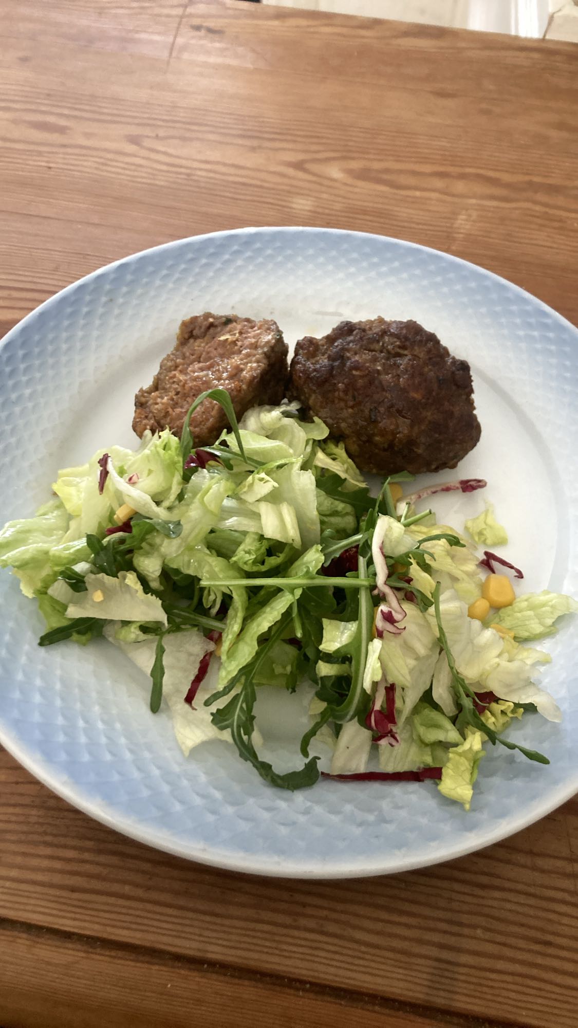 Köttbiffar med sallad