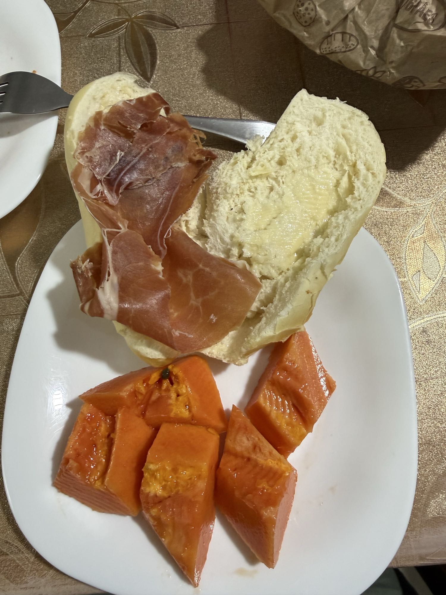 Pão com presunto e mamão