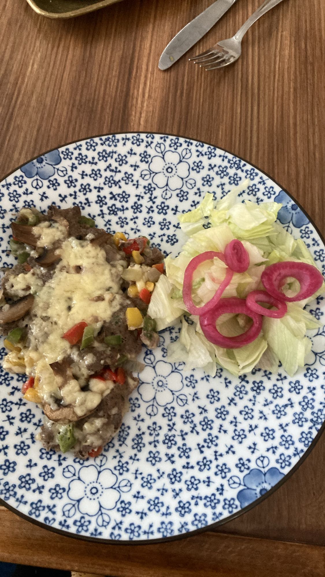 Köttgryta med sallad