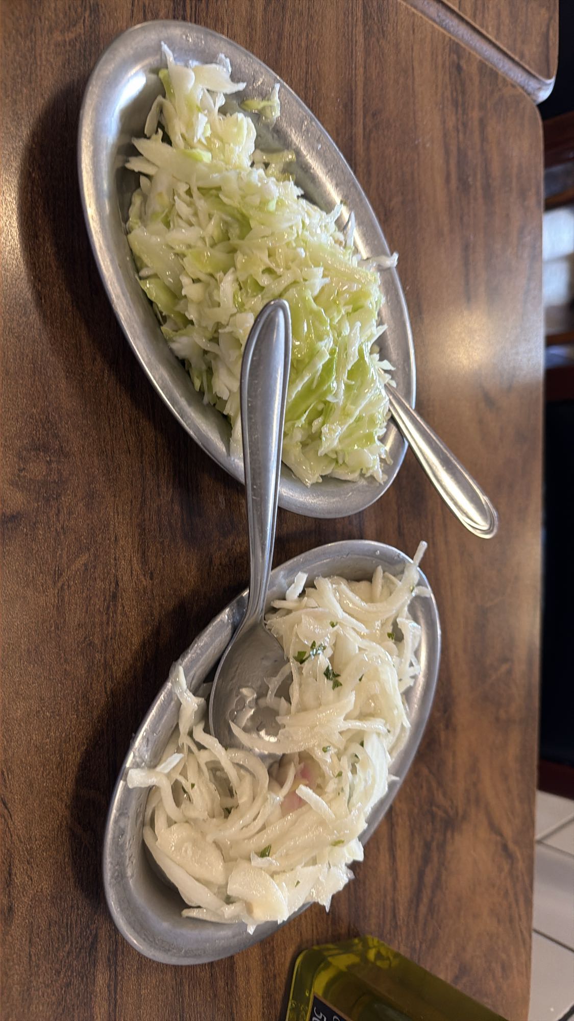 Saladas de repolho e cebola