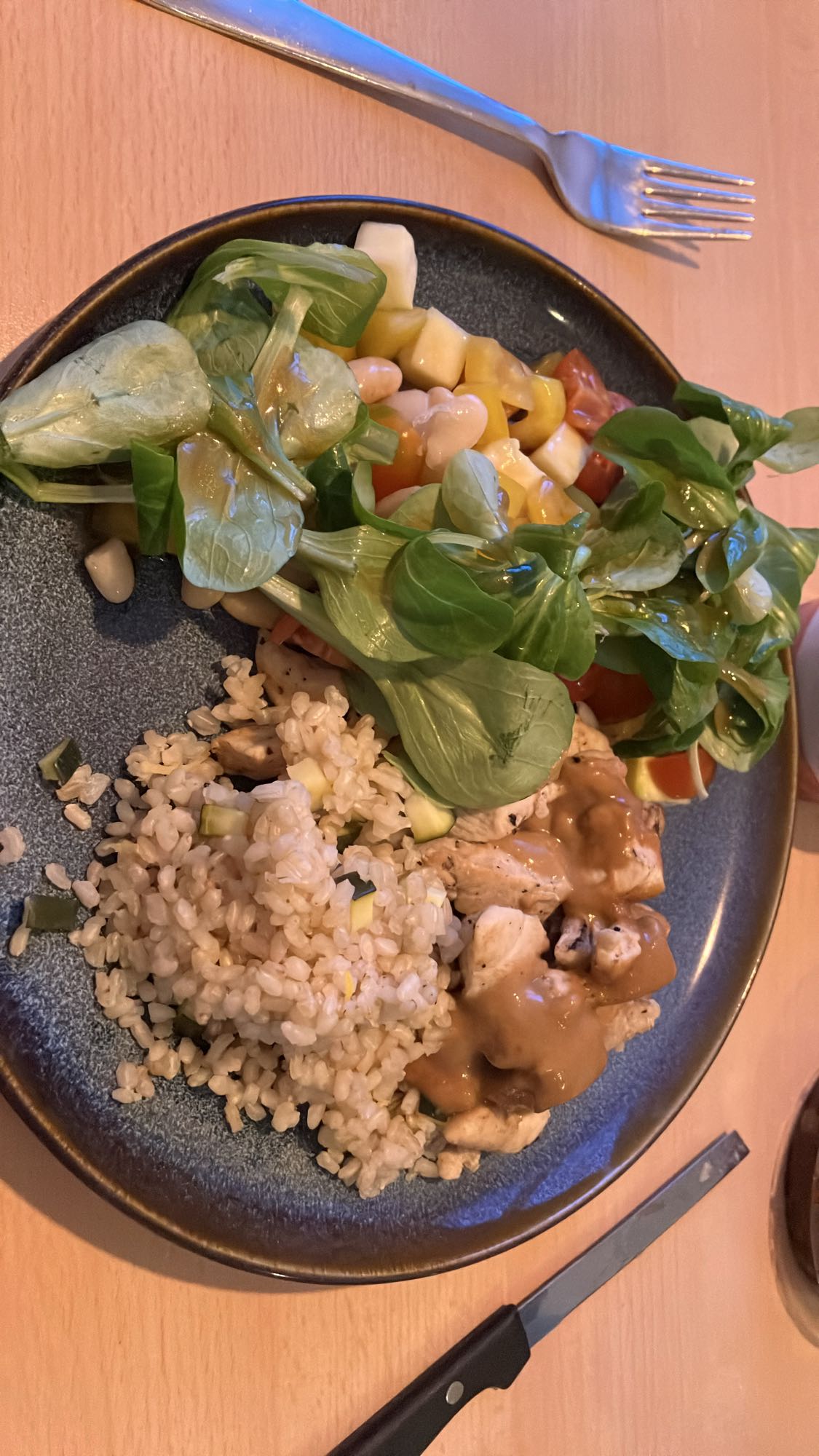 Frango com arroz e salada