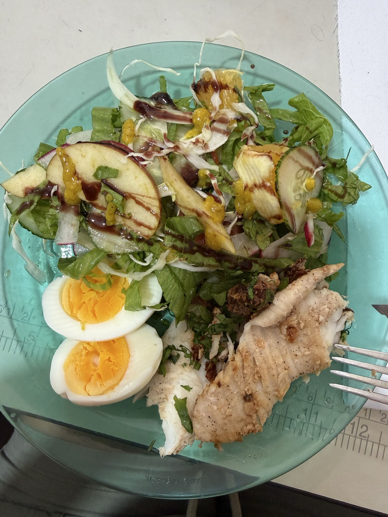 Salada com peixe e ovo