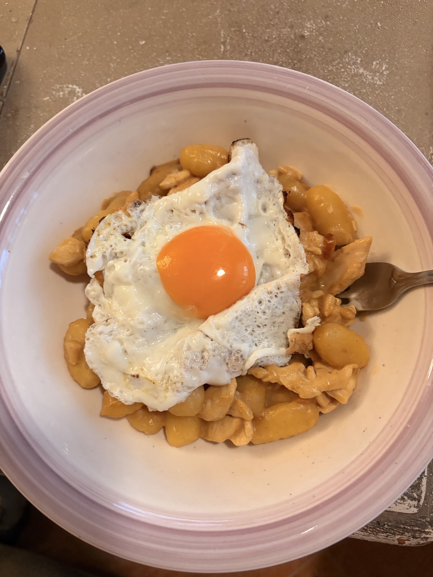 Ñoquis con pollo y huevo