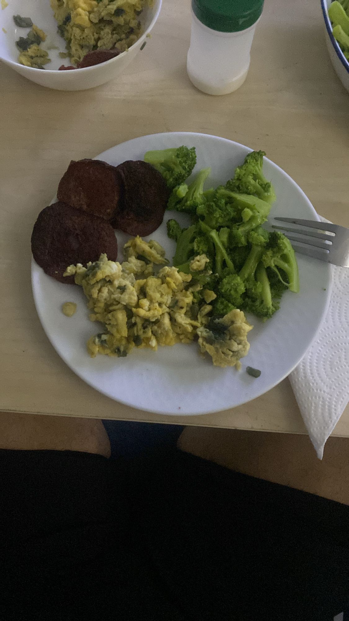 huevos con brócoli y salami