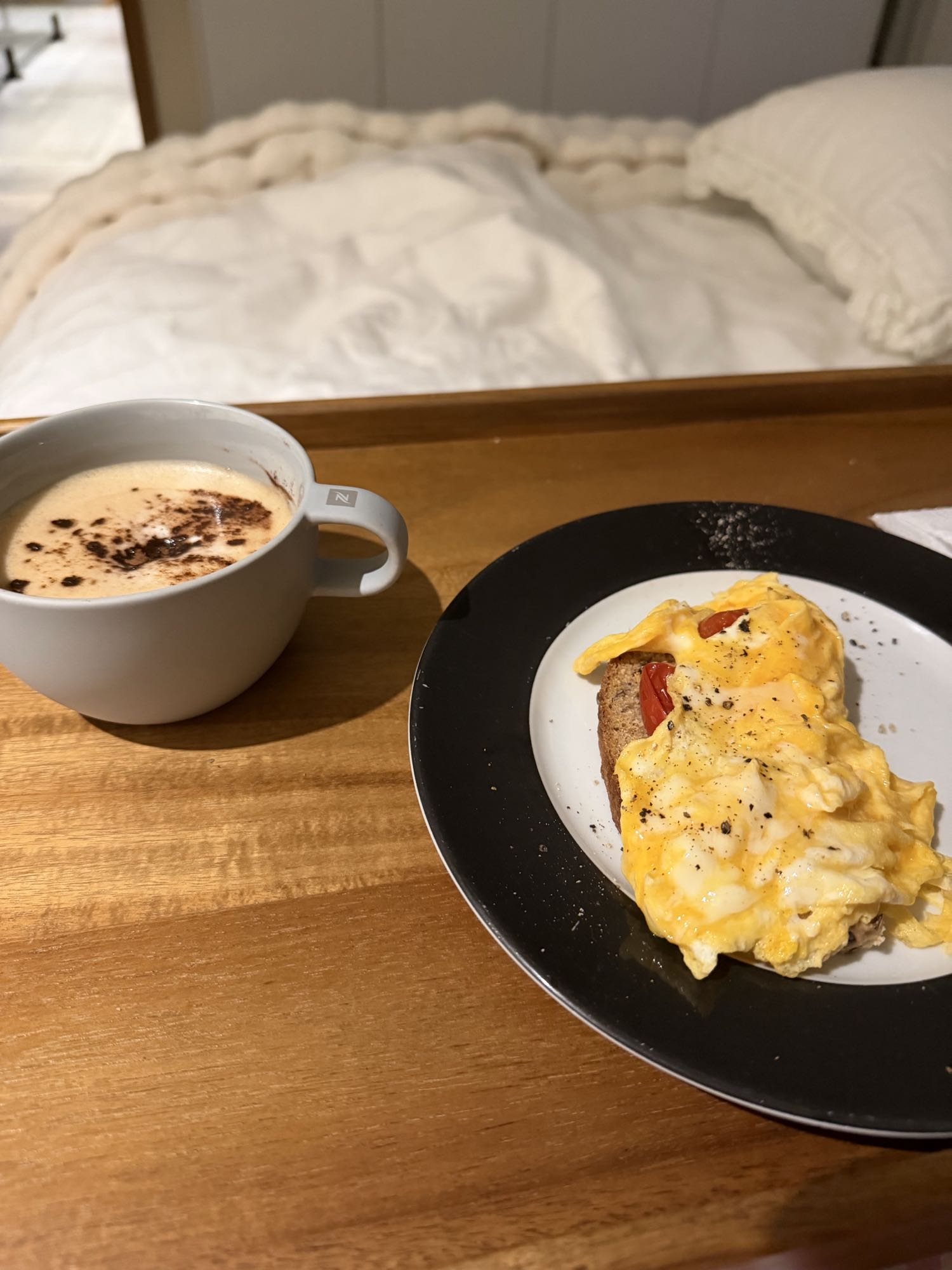 tostada con huevos y café