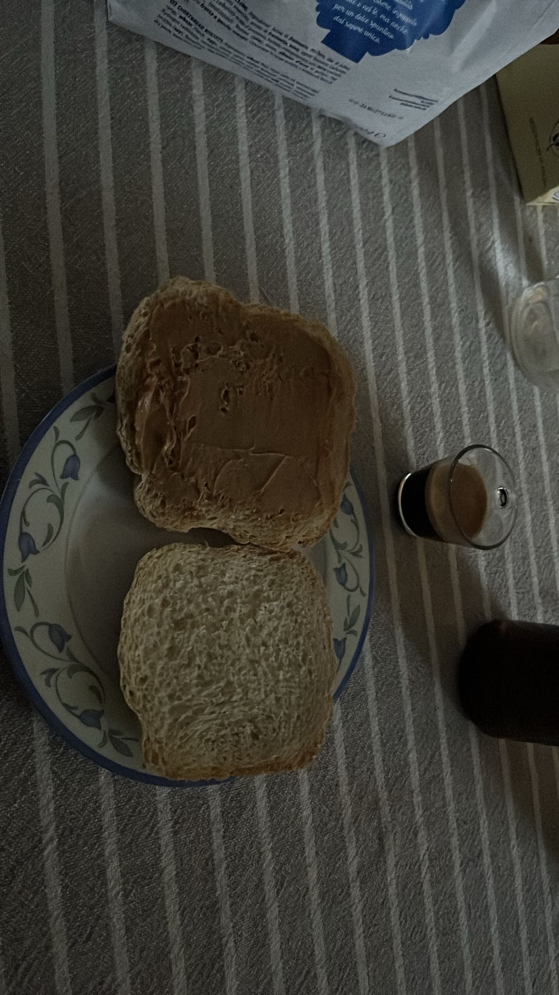 Due fette di pane tostato con burro d’arachidi e olio extravergine di oliva