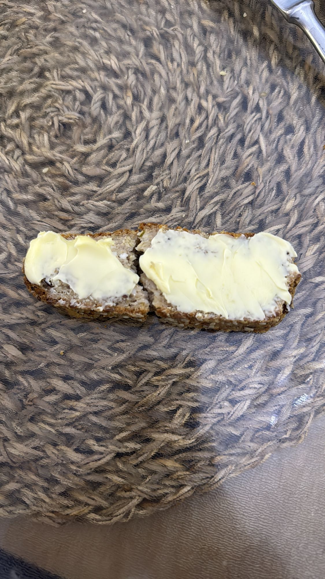 Домашний зерновой хлеб с маслом