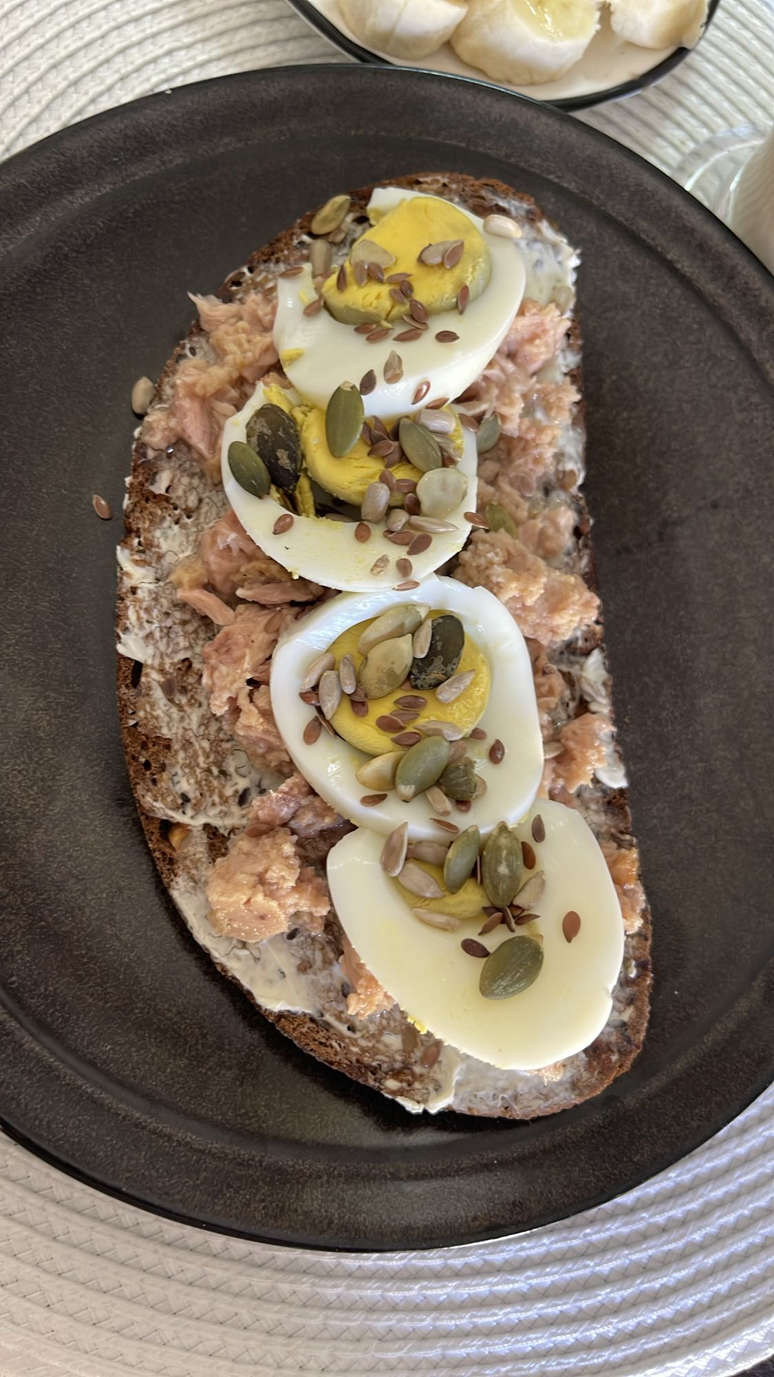 Тост с тунцом и яйцом