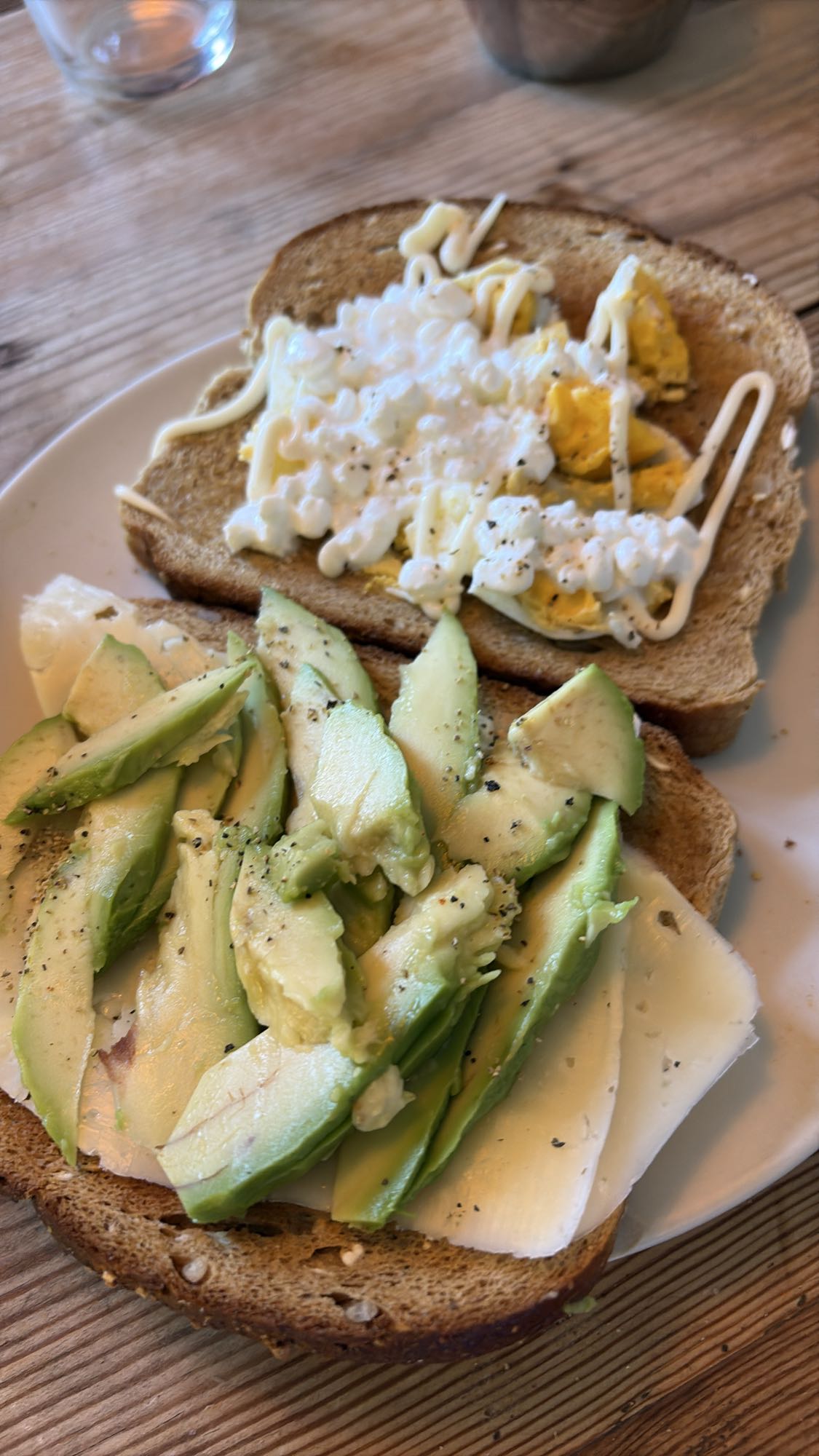 Smörgåsar med ägg och avokado