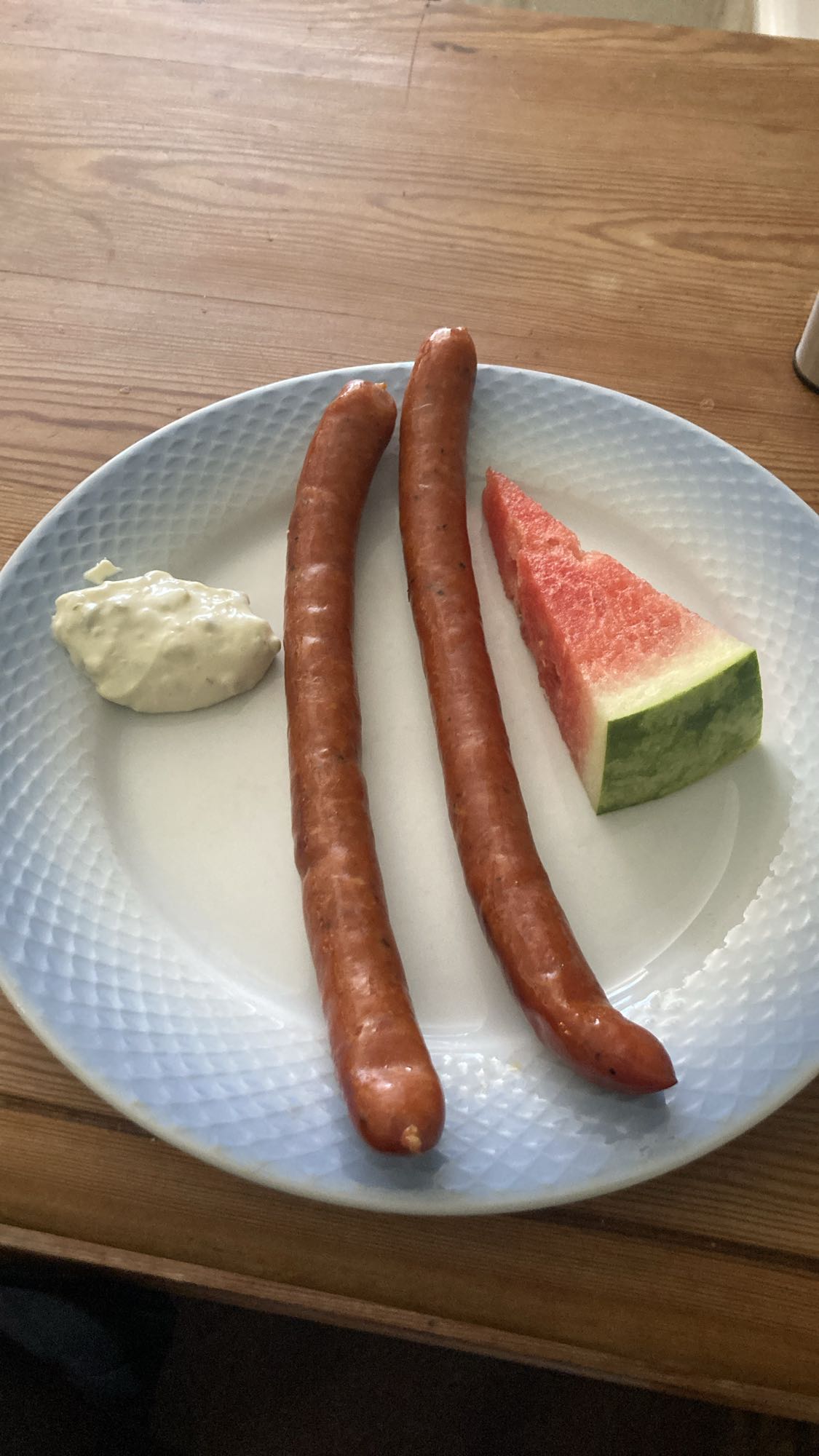 Korv med sås och melon