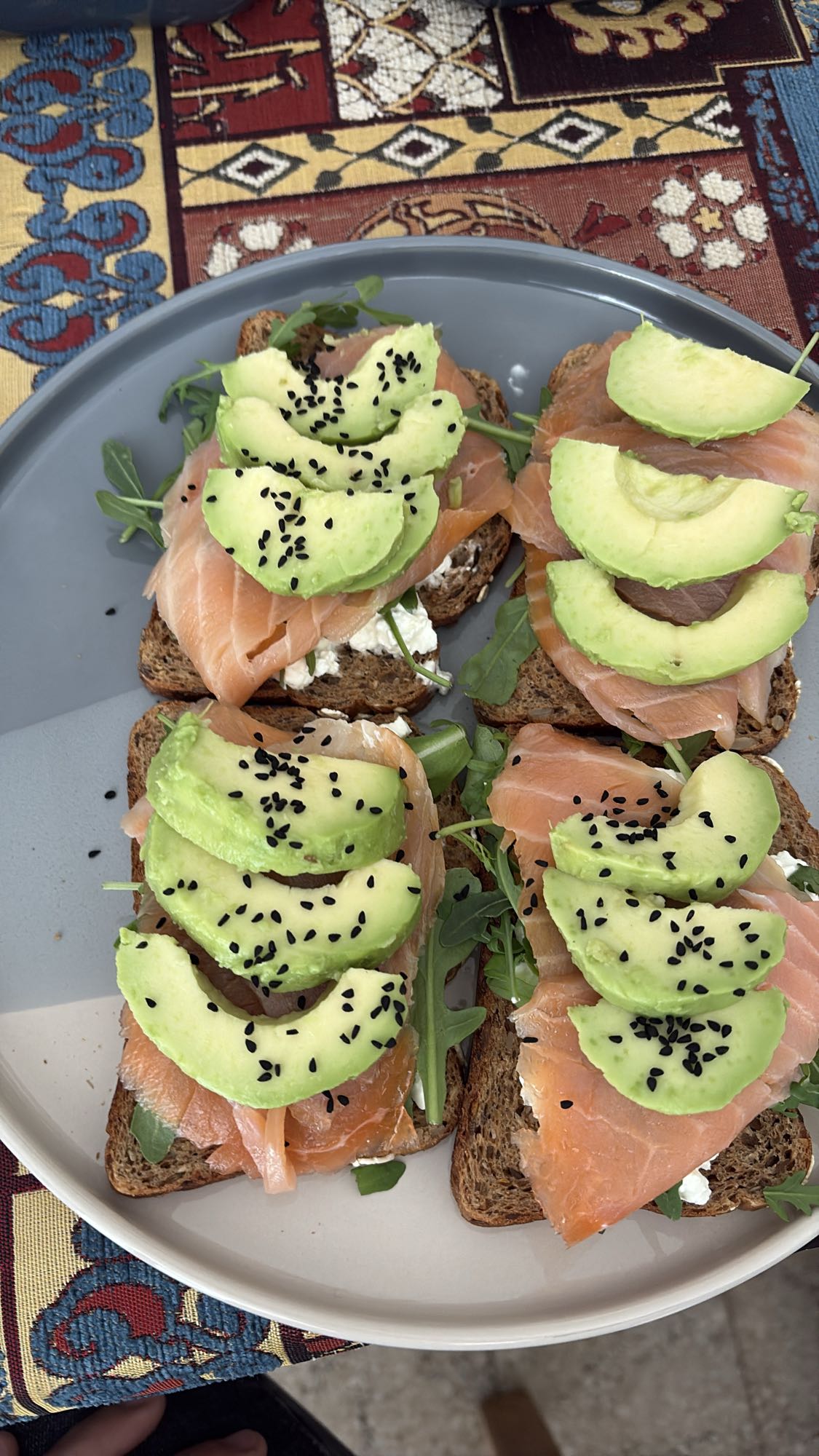Toast met zalm en avocado