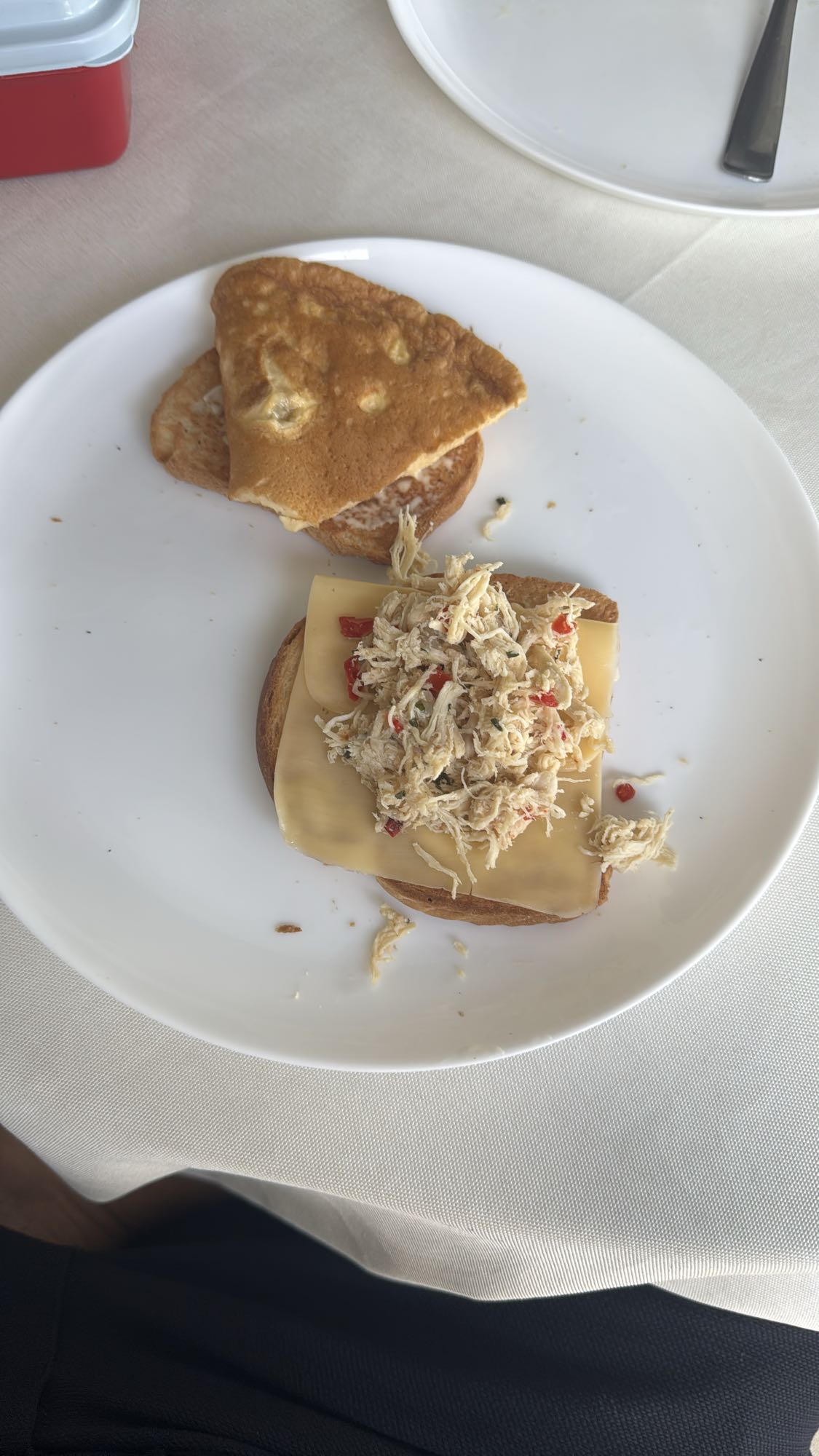 Torradas com frango e queijo