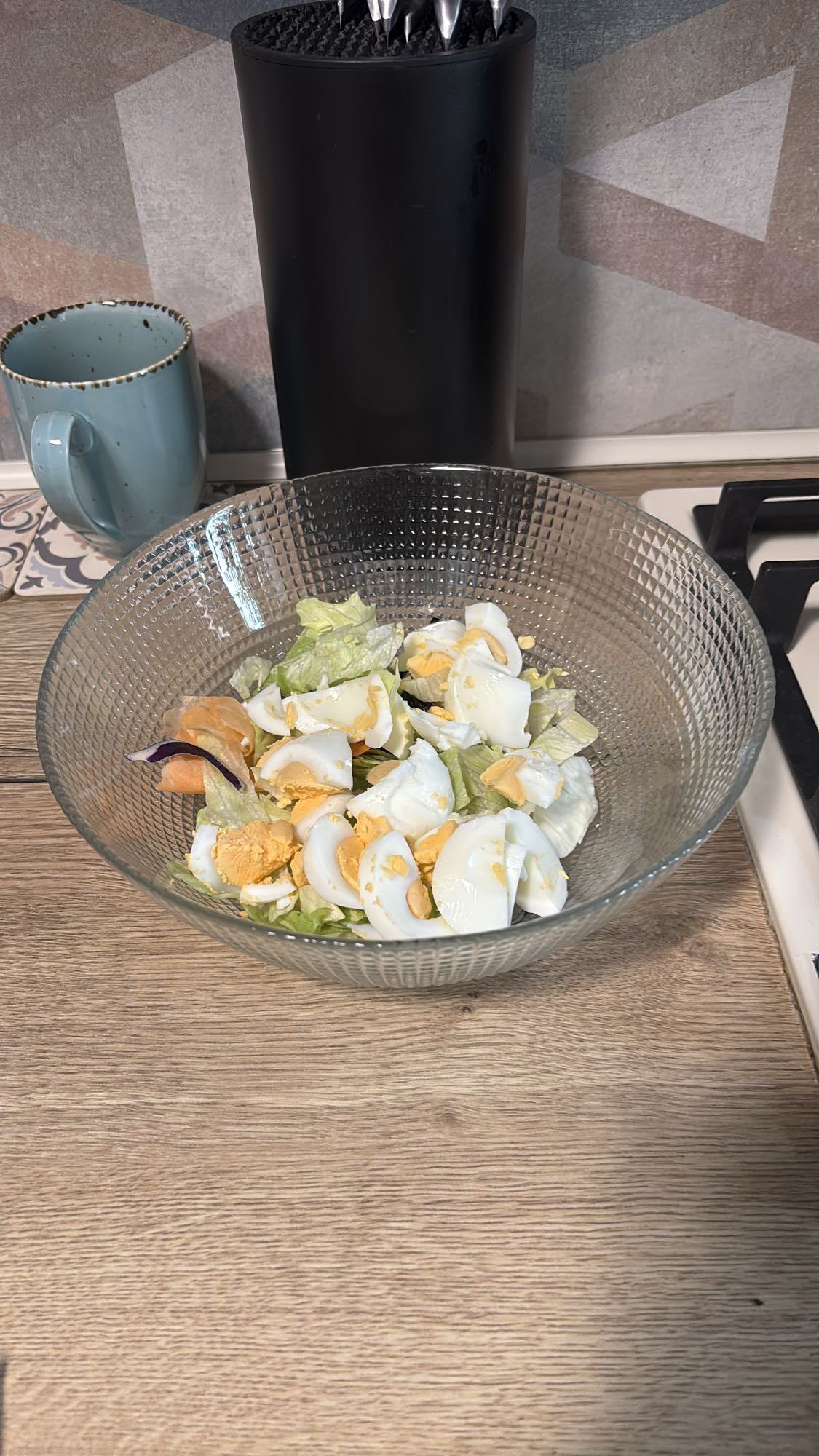 Salată cu ou și somon