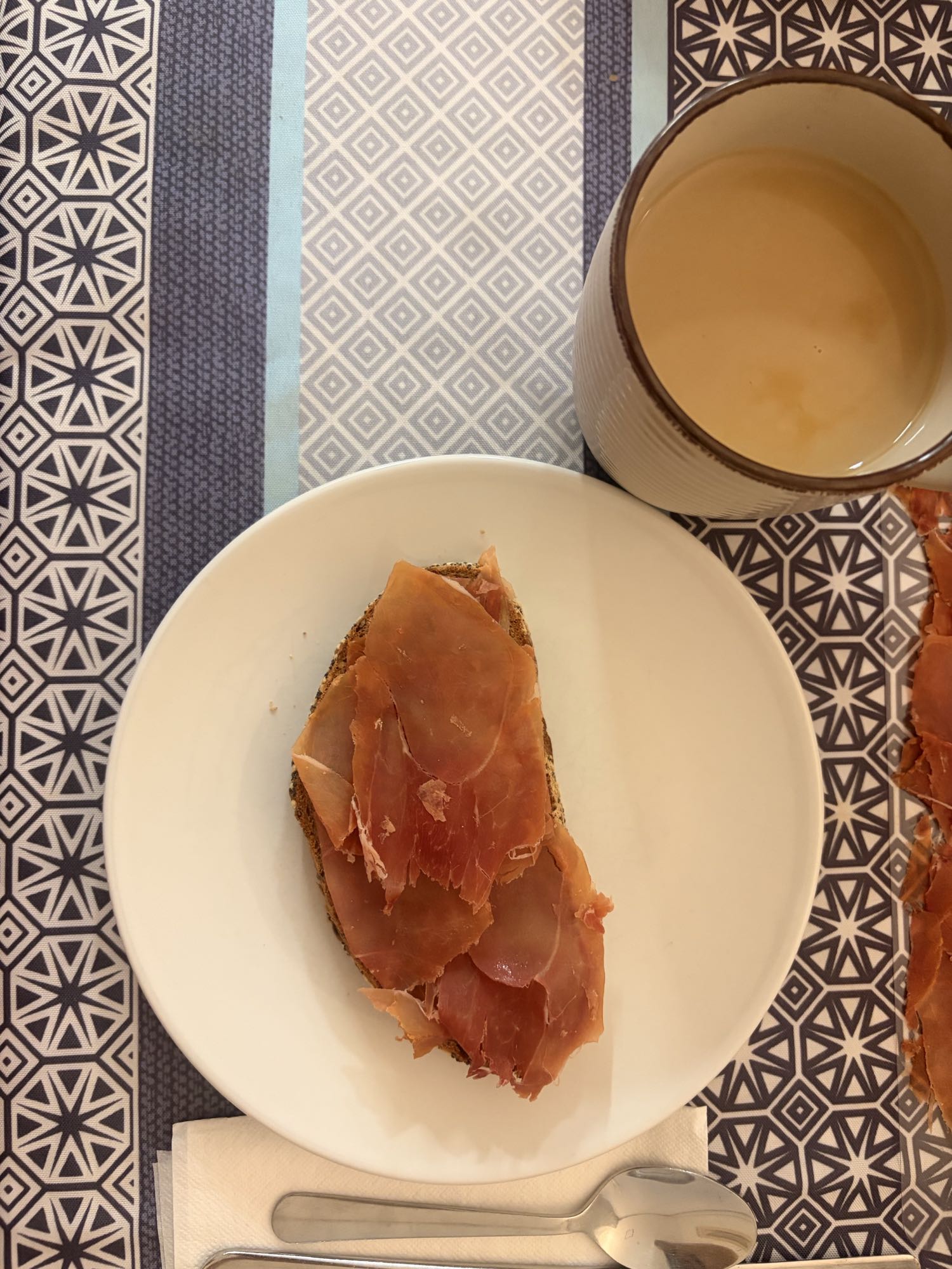 tostada con jamón y café