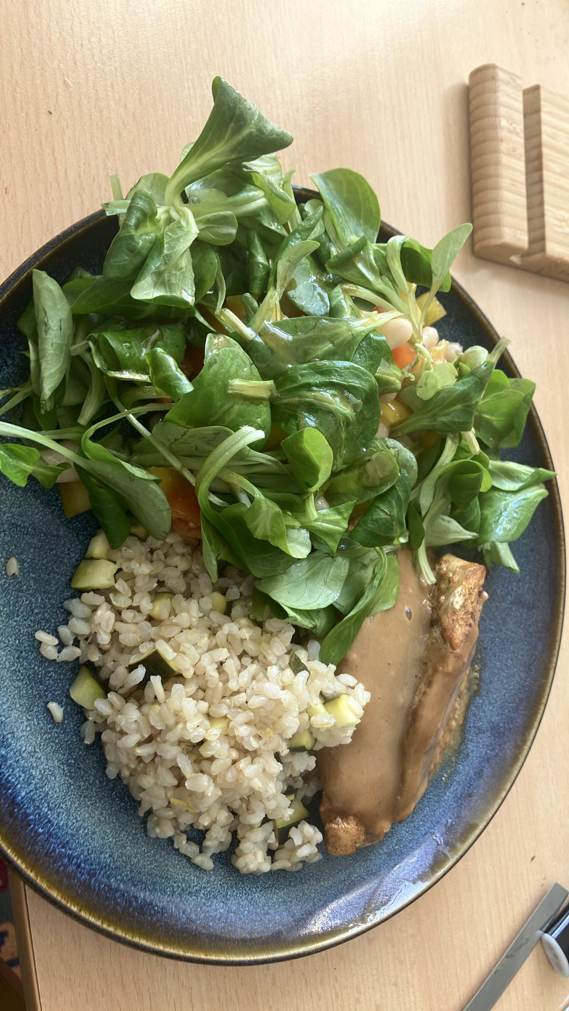 Salada com frango e arroz