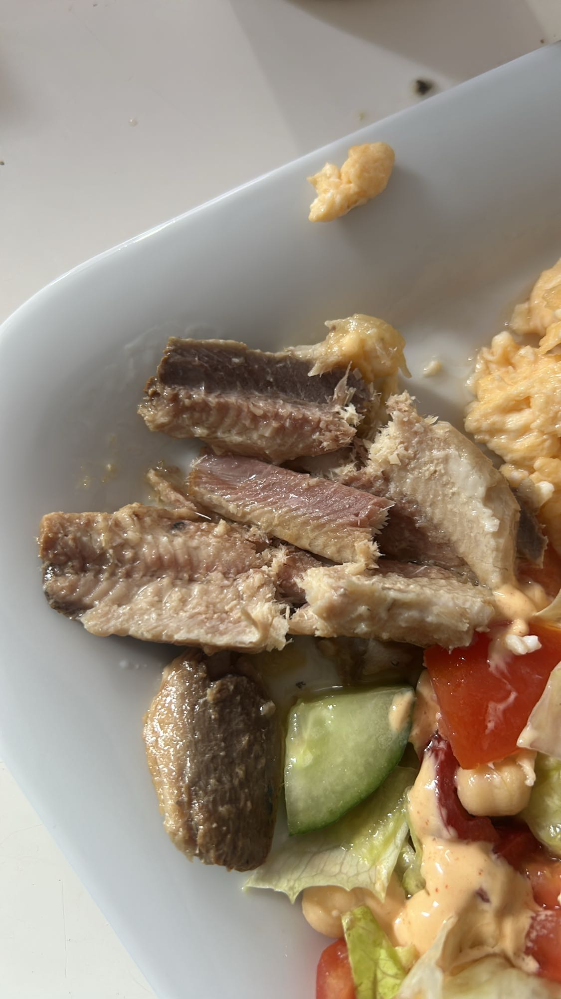 Fisch mit Salat und Ei