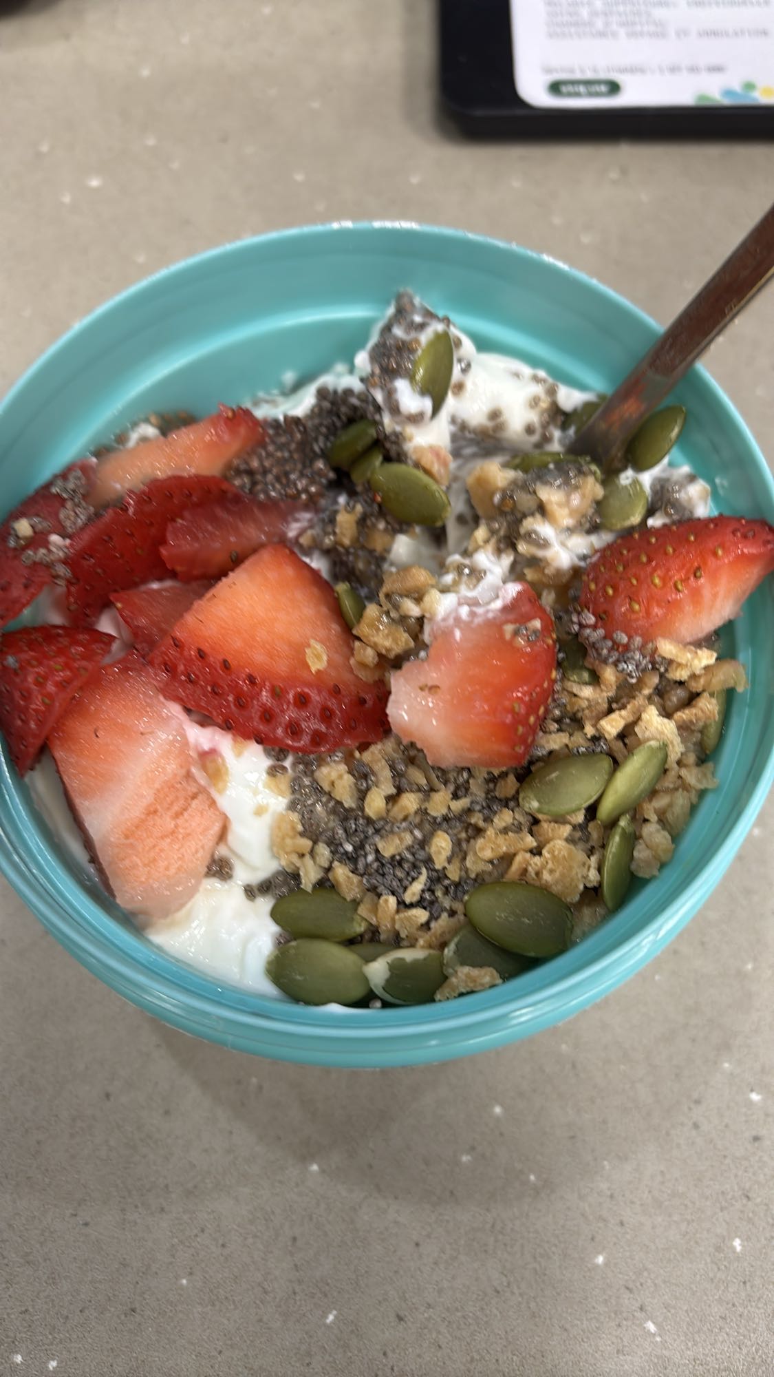 bol de yaourt aux fraises