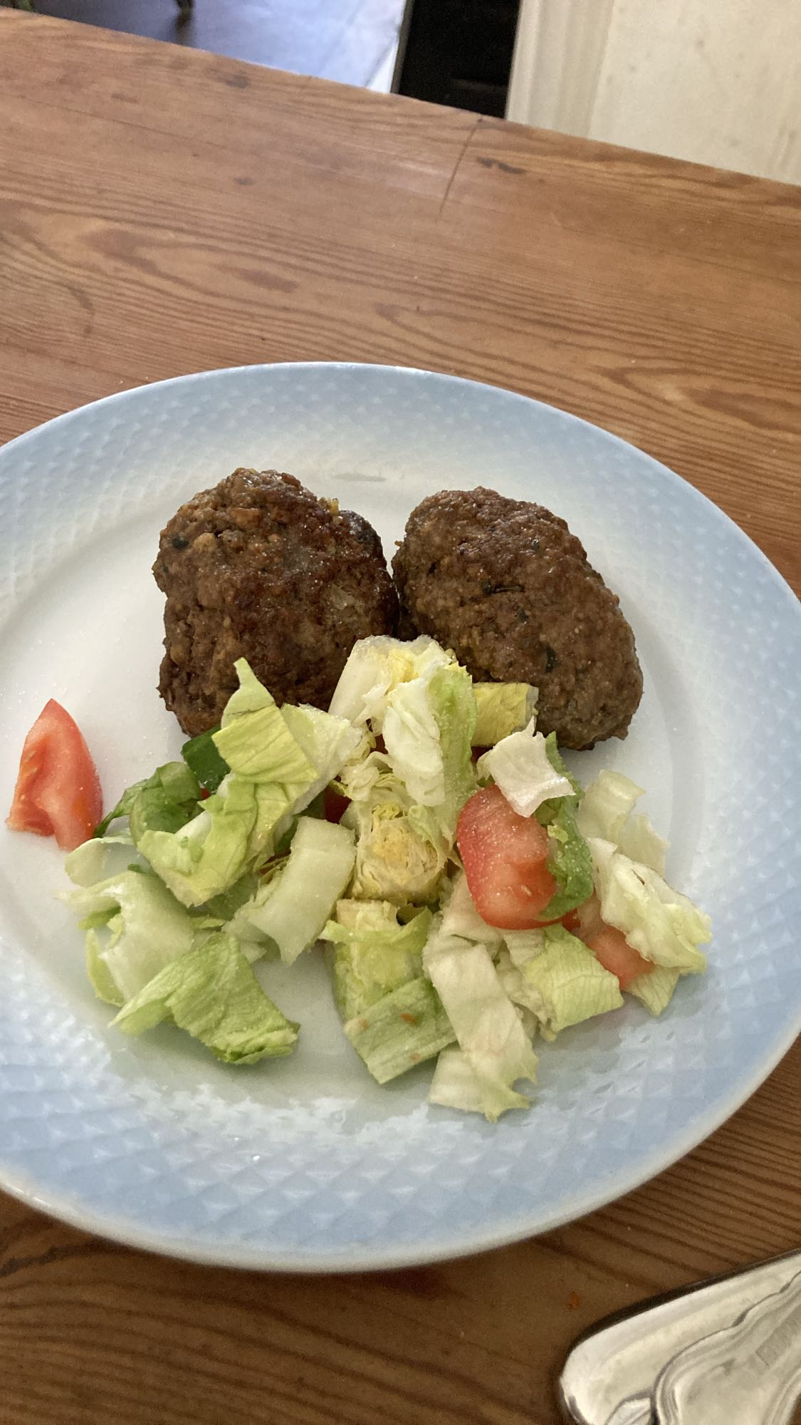 Köttbullar med sallad