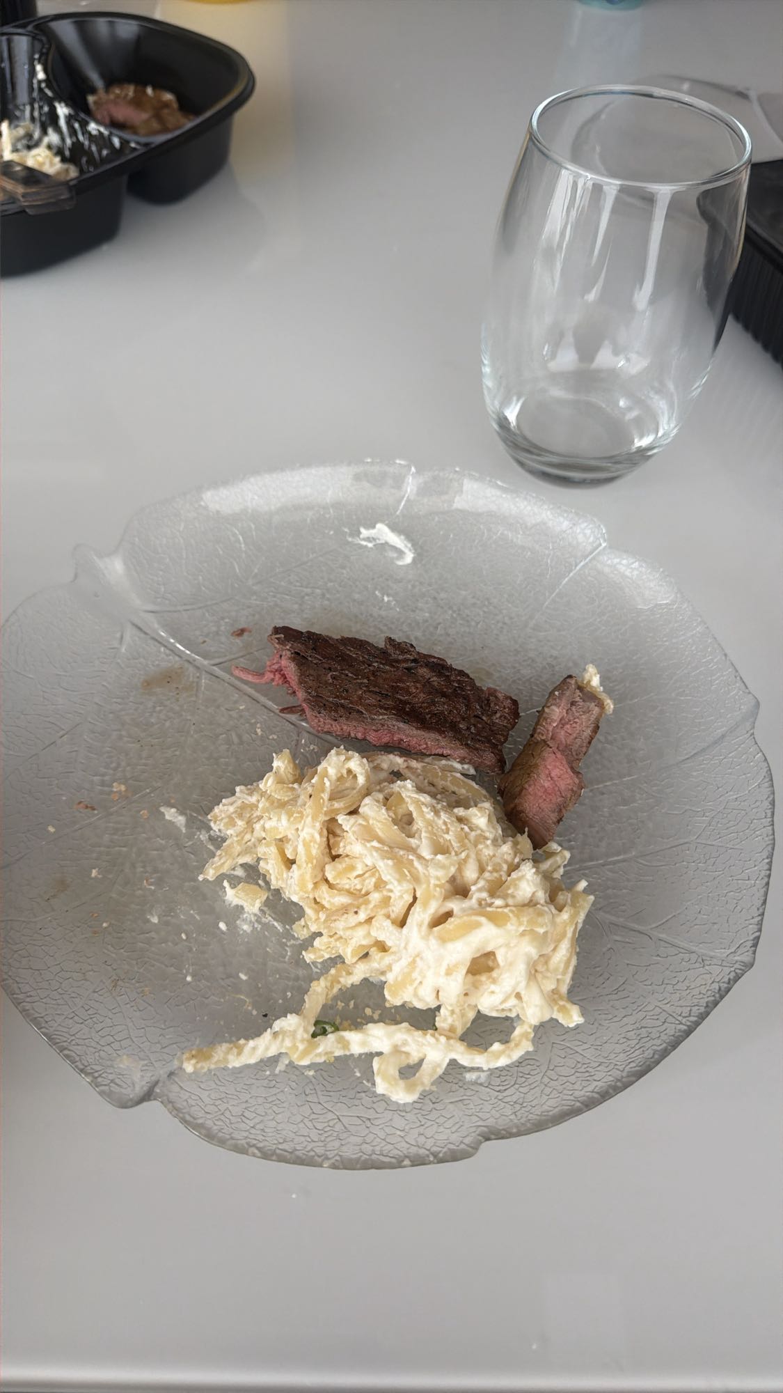 Bife com massa cremosa