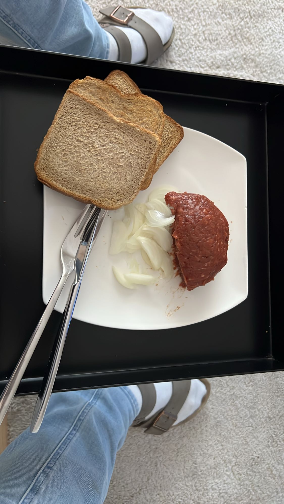 Brot mit Mett und Zwiebeln