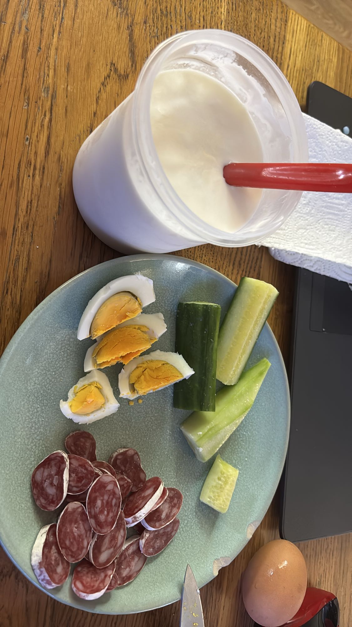 Tojás szalámival és joghurt