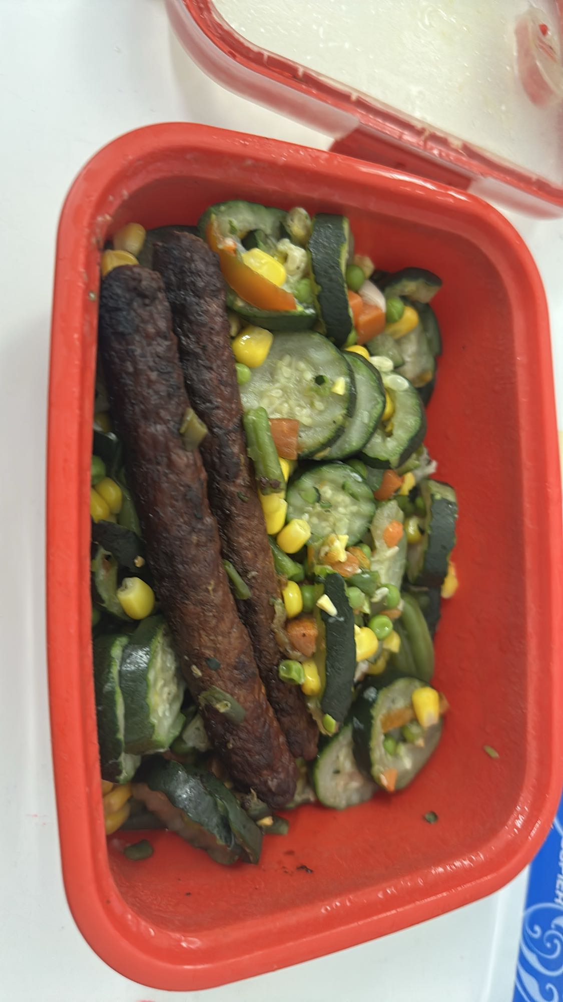 Saucisses et légumes