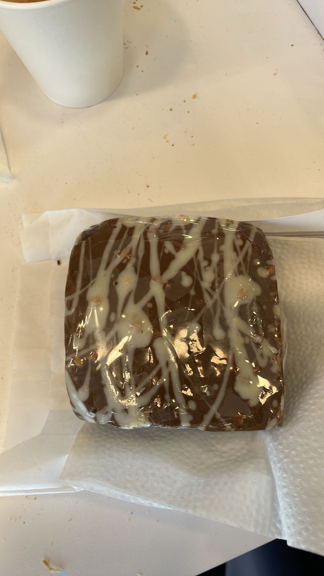 Part de gâteau au chocolat glacé