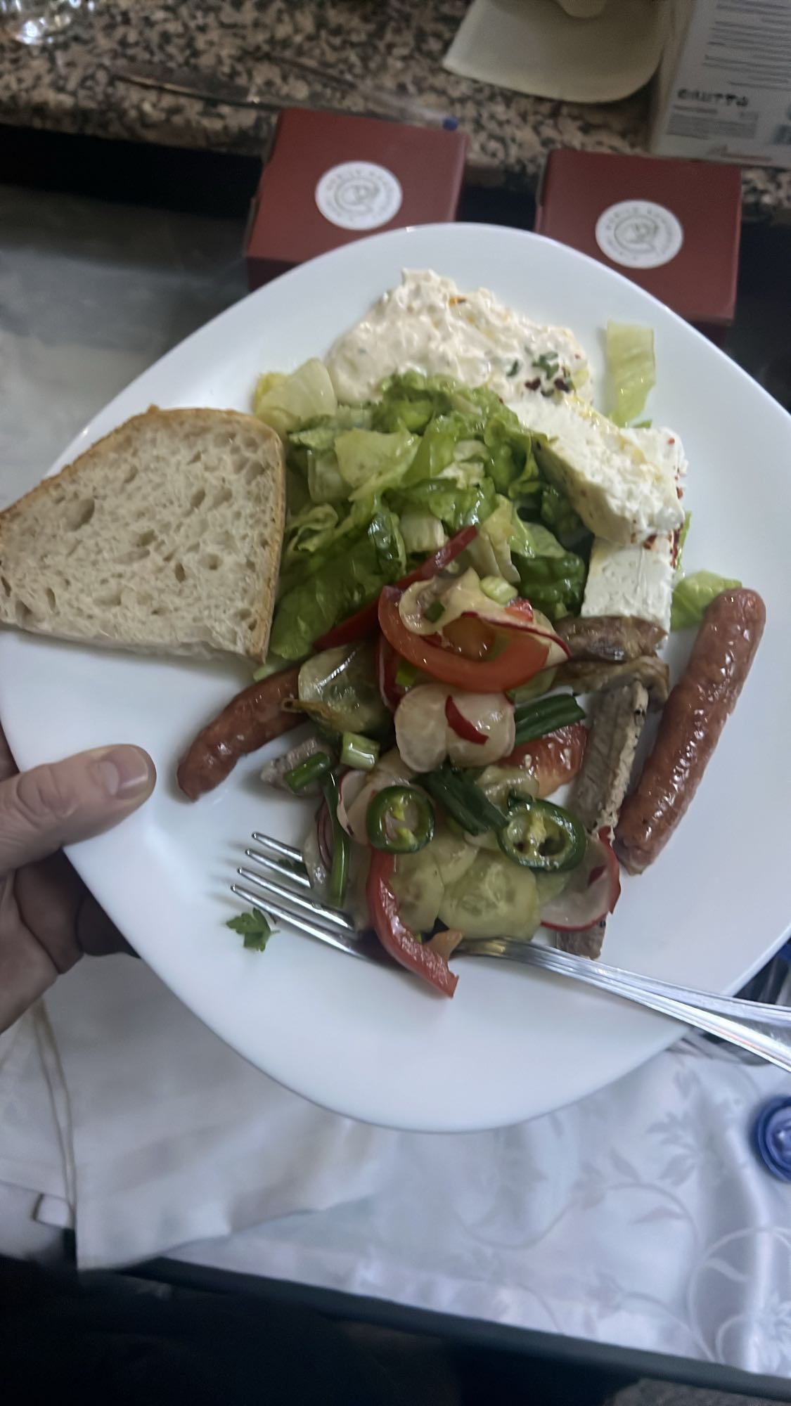 Farfurie mixtă cu salată