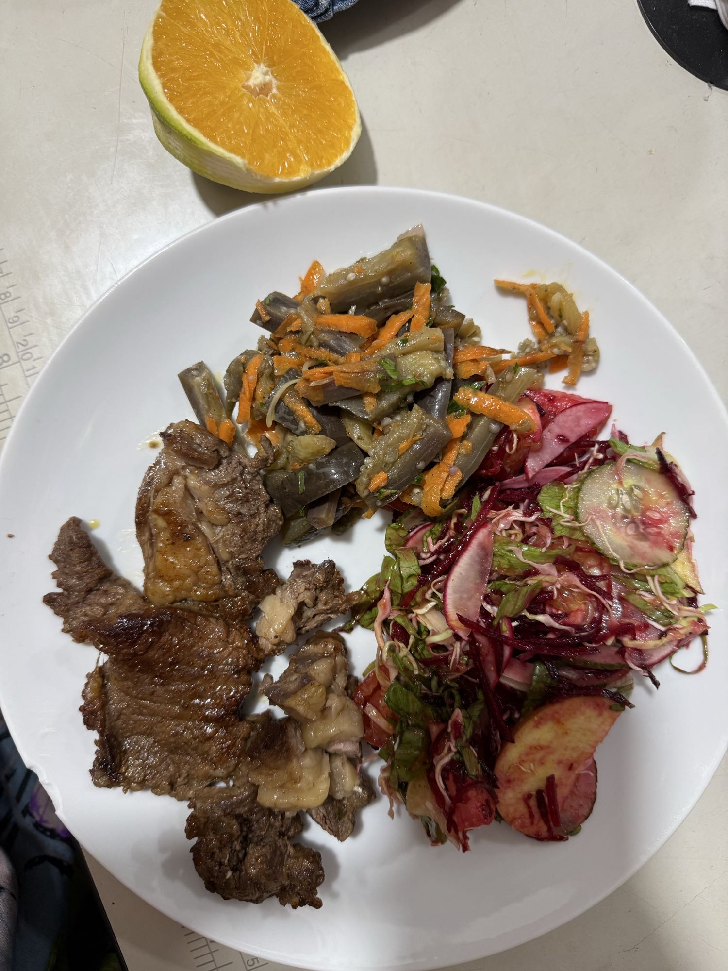 Carne com salada e laranja