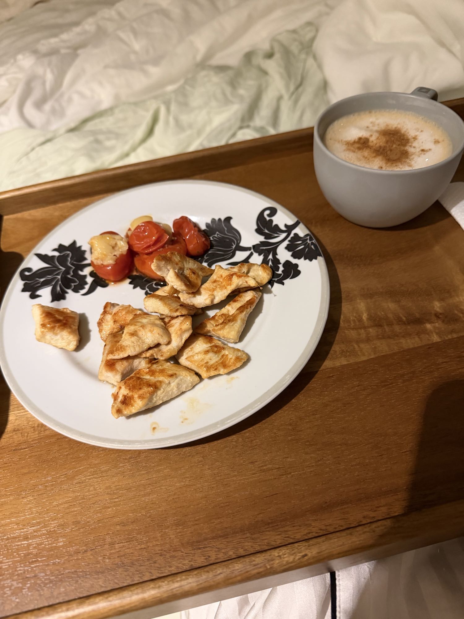 pollo con tomate y café