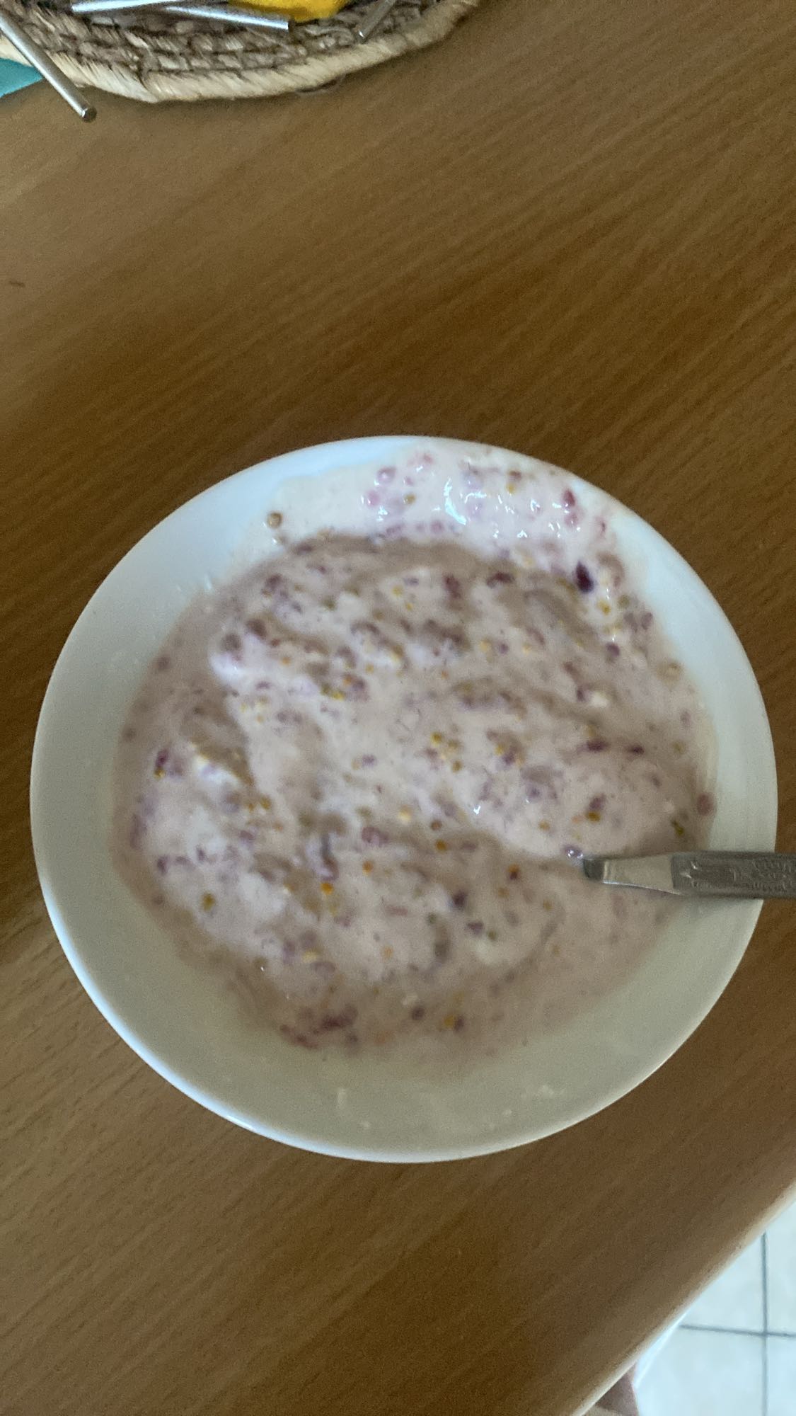 Jogurt z malinami i musli