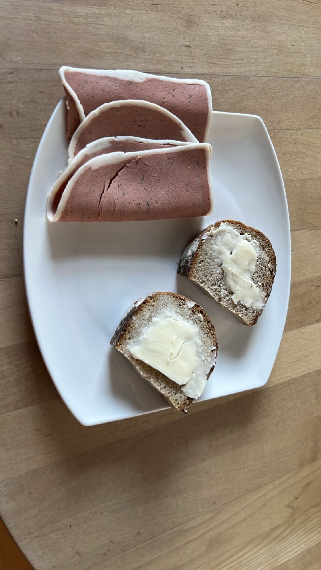 Wurst mit Brot und Butter