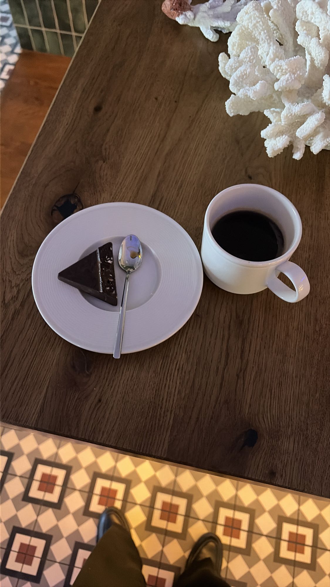 Шоколадный торт и кофе