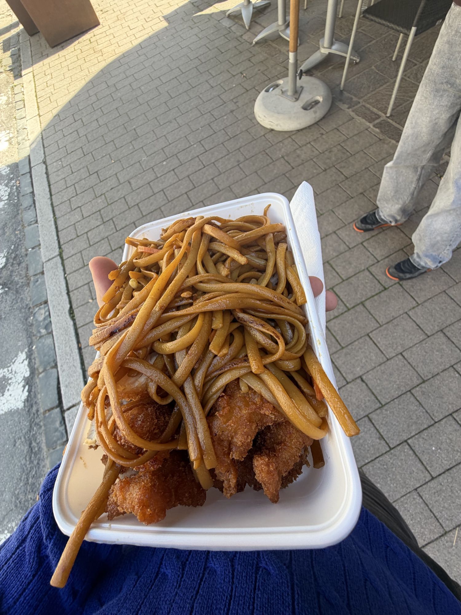 Nouilles et poulet frit