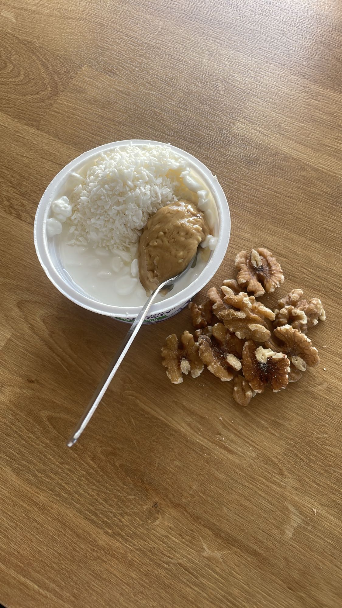 Jogurt z kokosem i orzechami