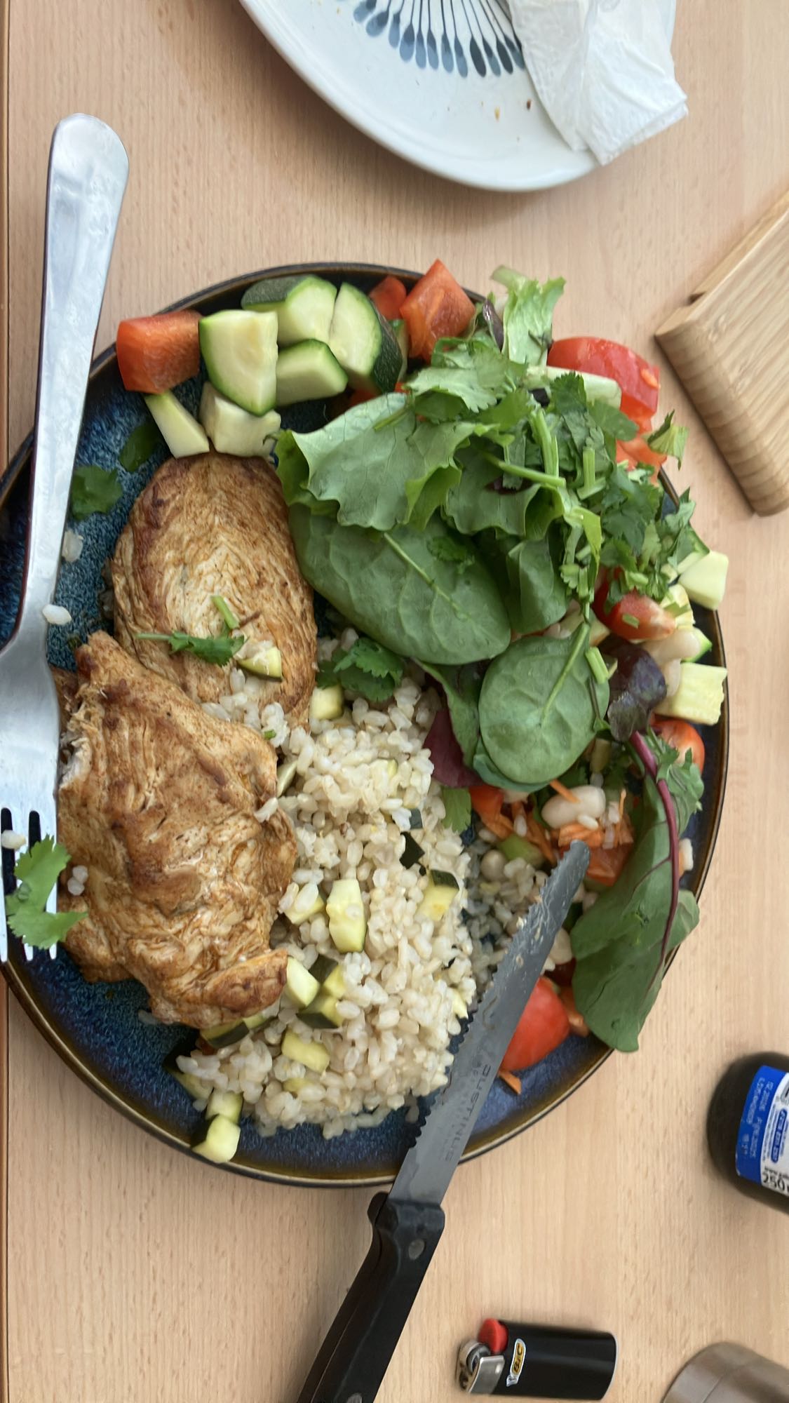 Frango com arroz e salada