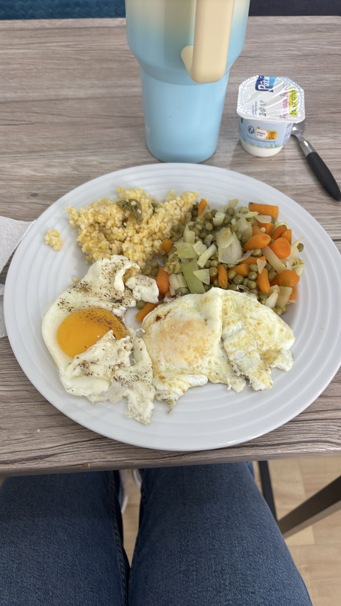 Oeufs semoule et légumes