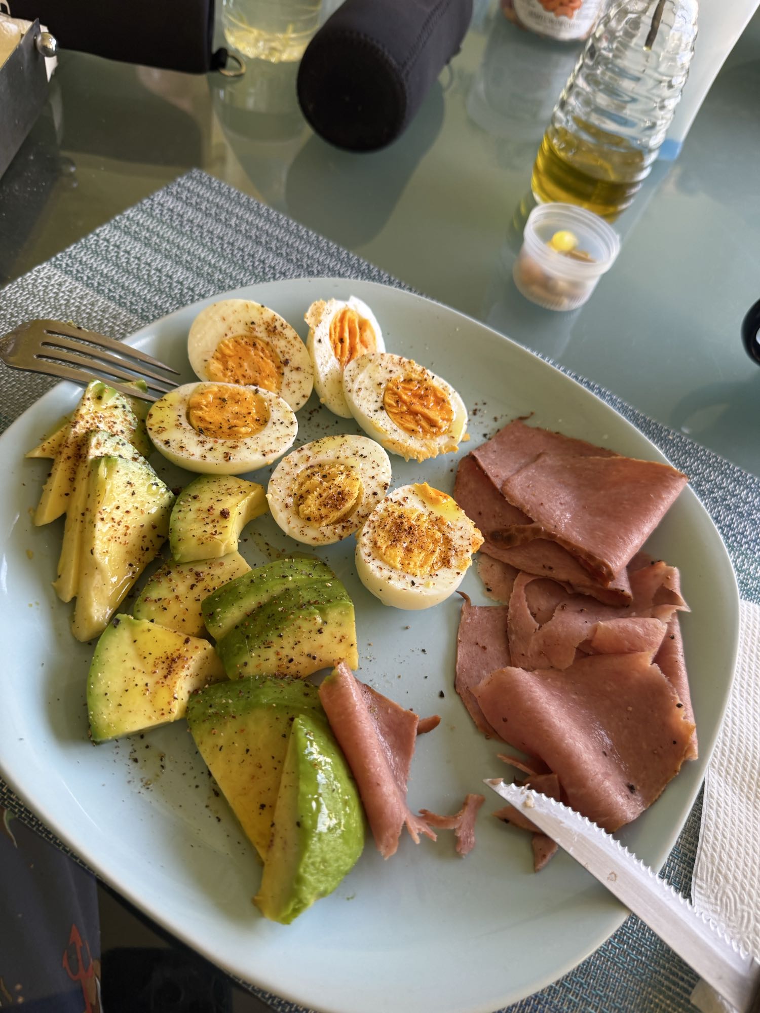 huevos con aguacate y jamón