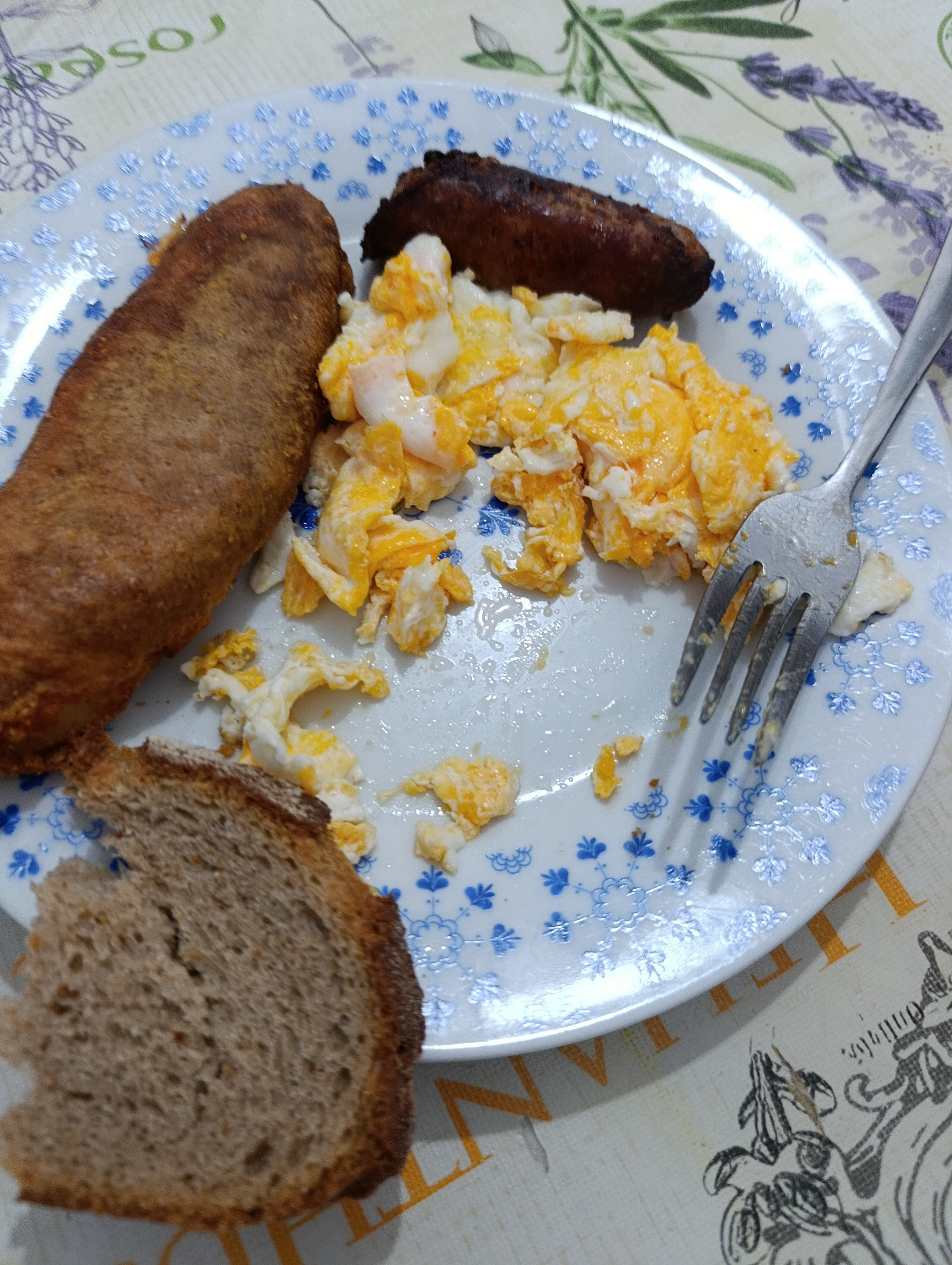 desayuno con huevo y carne