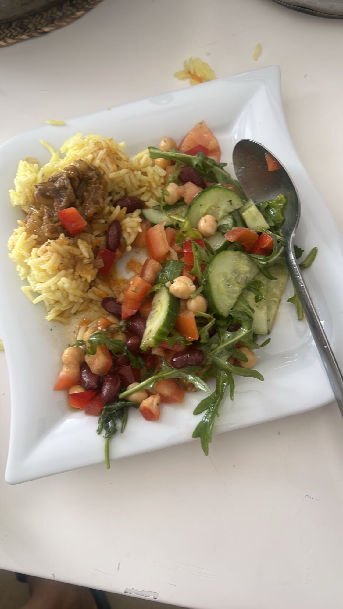 Reis mit Salat und Rind