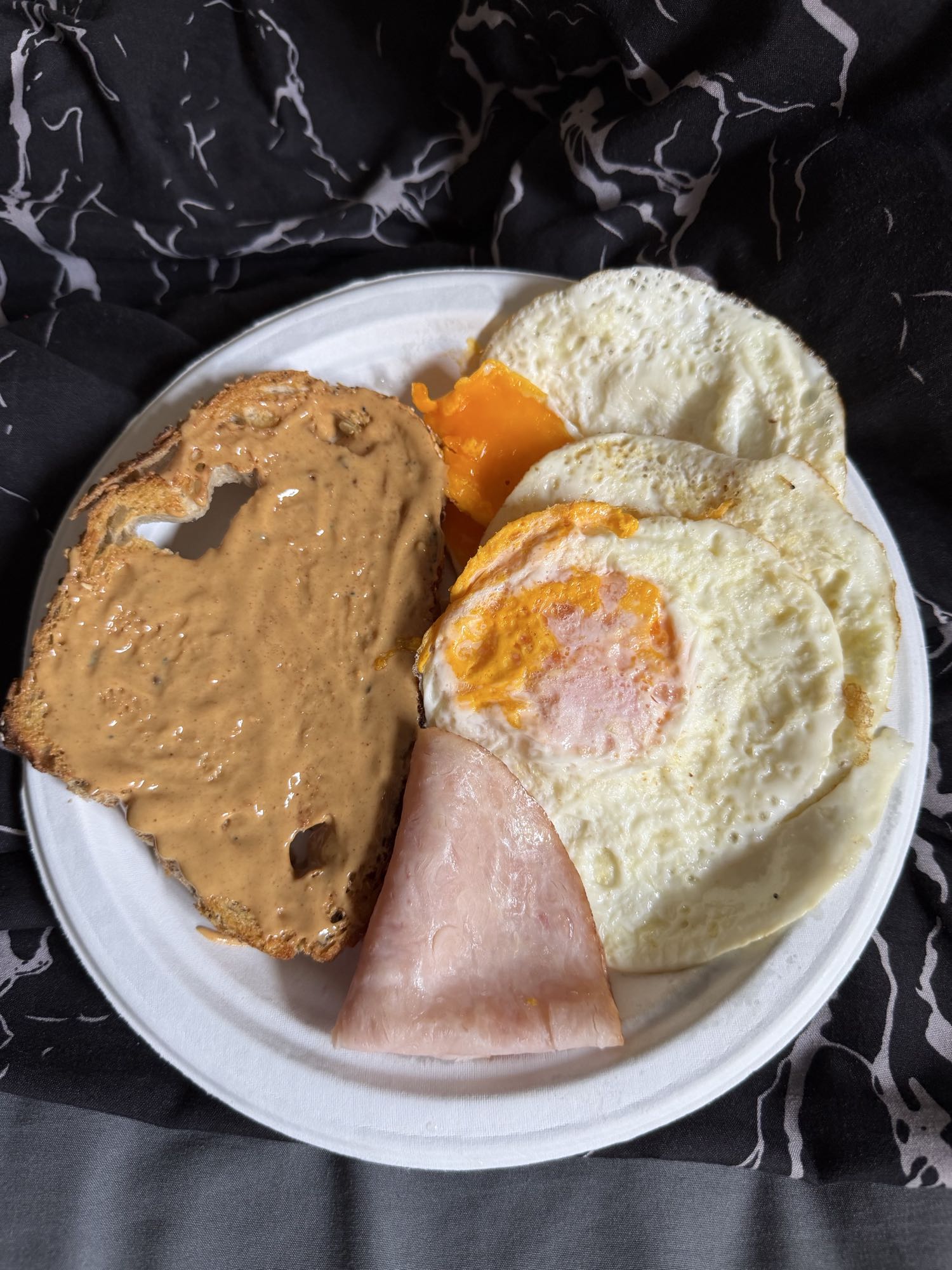 huevos con tostada y jamón