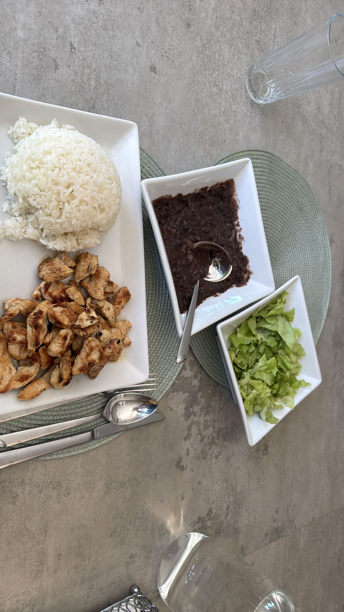 pollo con arroz y frijoles