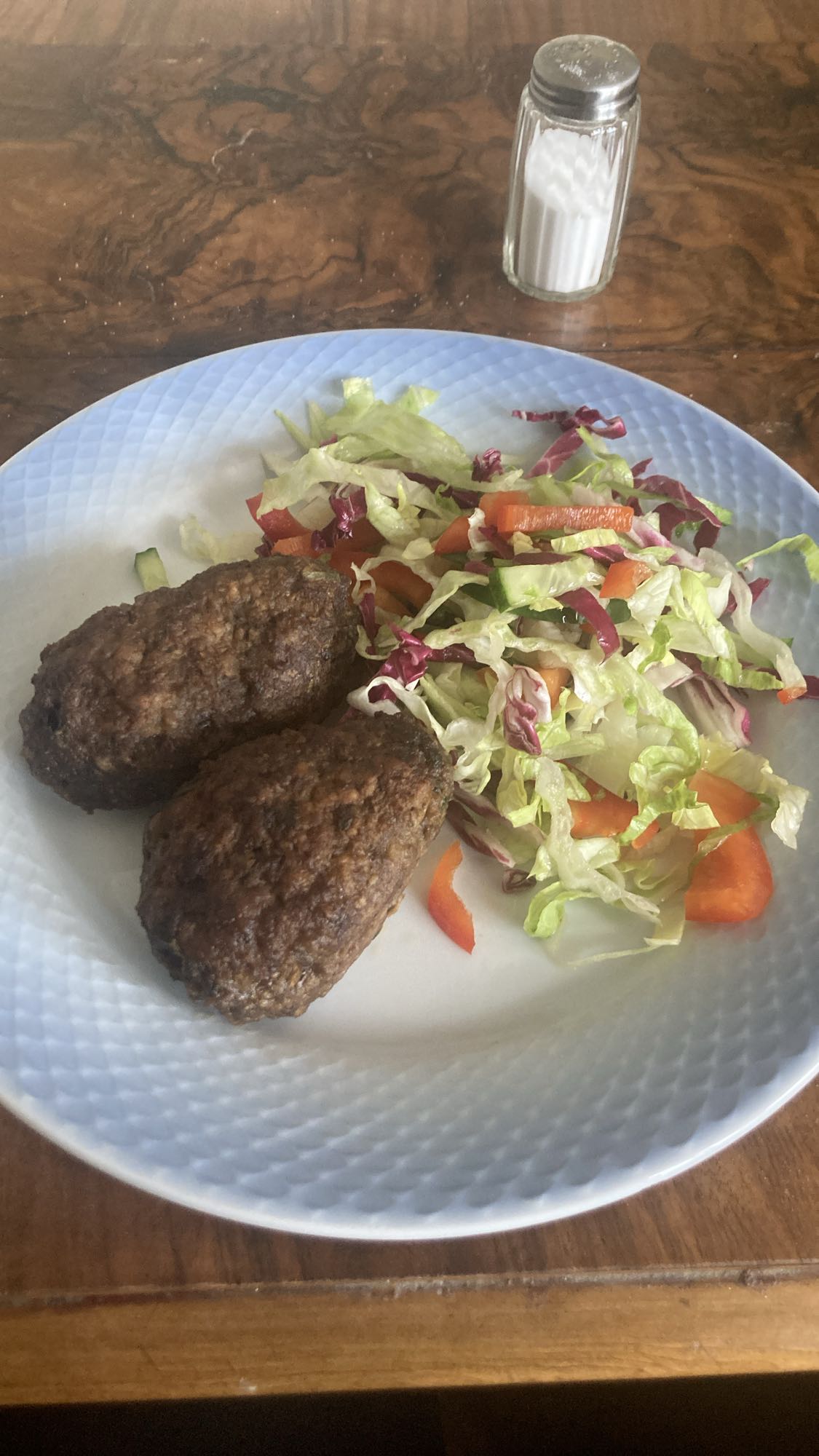 Köttfärsbiffar med sallad